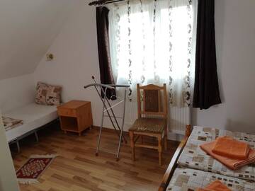 Фото номера Двухместный номер с двуспальной кроватью и дополнительной кроватью Отели типа «постель и завтрак» Nagy-Homoród Étterem és Panzió г. Rareş 8